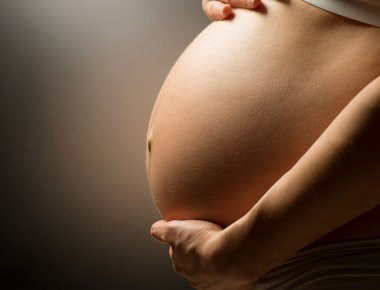 Επέκταση των δικαιωμάτων και χρηματική βοήθεια θα δίνεται σε εργαζόμενες μητέρες- έγκυες και παρένθετες